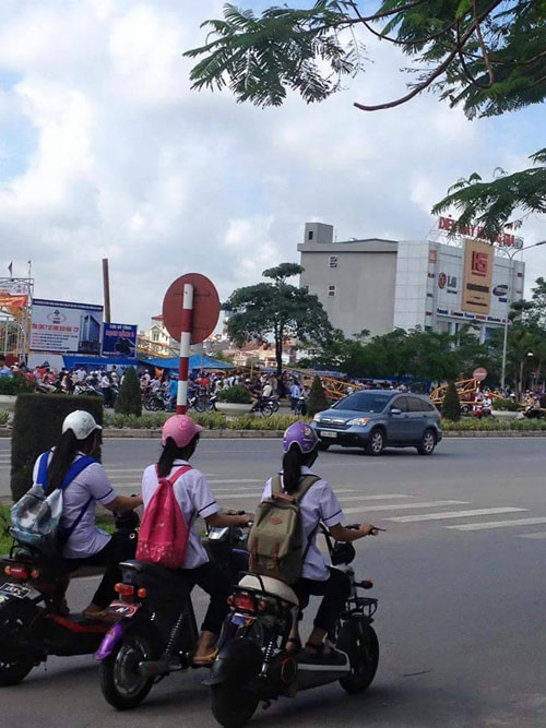 Cần cẩu sập ngang đường, 5 người thương vong - 7