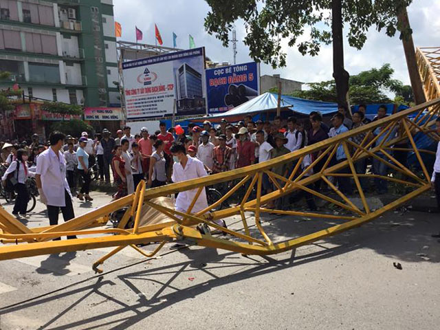 Cần cẩu sập ngang đường, 5 người thương vong - 4