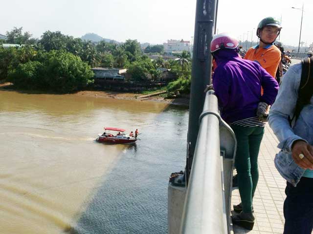 Tìm thấy thi thể cô gái bỏ xe, lao xuống sông Đồng Nai - 1