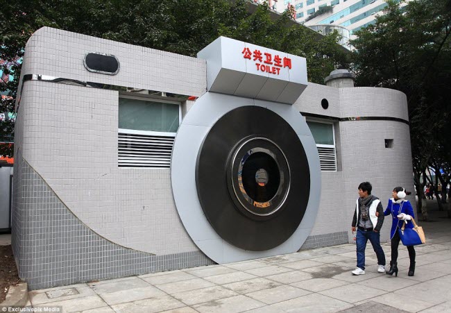 Cặp đôi tò mò nhìn nhà vệ sinh công cộng giống một chiếc máy ảnh ở thành phố Trùng Khánh.