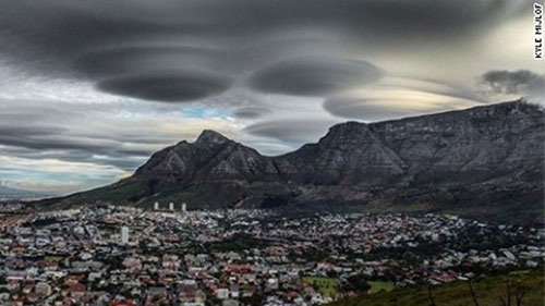 Sự thật về hàng loạt UFO xuất hiện gây náo loạn Nam Phi - 1