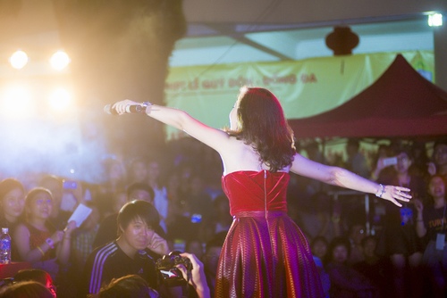 Chi Pu mặc áo có in tên của Gil Lê - 9