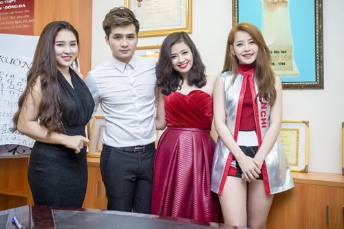 Chi Pu mặc áo có in tên của Gil Lê - 14