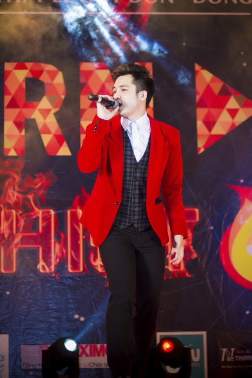 Chi Pu mặc áo có in tên của Gil Lê - 12