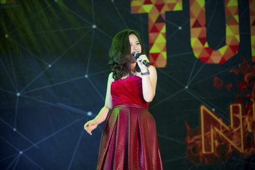 Chi Pu mặc áo có in tên của Gil Lê - 7