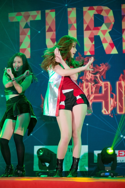 Chi Pu mặc áo có in tên của Gil Lê - 2