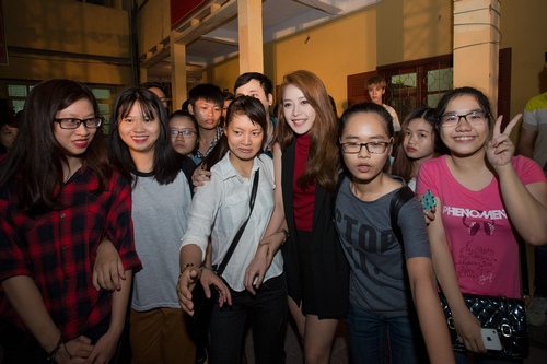 Chi Pu mặc áo có in tên của Gil Lê - 6