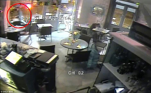 Video mới công bố: IS xối đạn vào nhà hàng ở Paris - 1