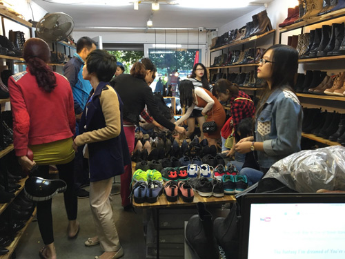 Hà Nội: Shop giày nhỏ thu hút hàng nghìn lượt khách mỗi ngày!