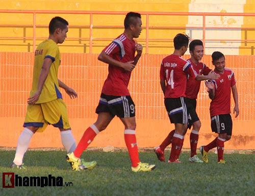 Thủ môn U21 Việt Nam làm HLV đội nhà “vò đầu bứt tai” - 13