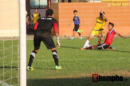 Thủ môn U21 Việt Nam làm HLV đội nhà “vò đầu bứt tai” - 9