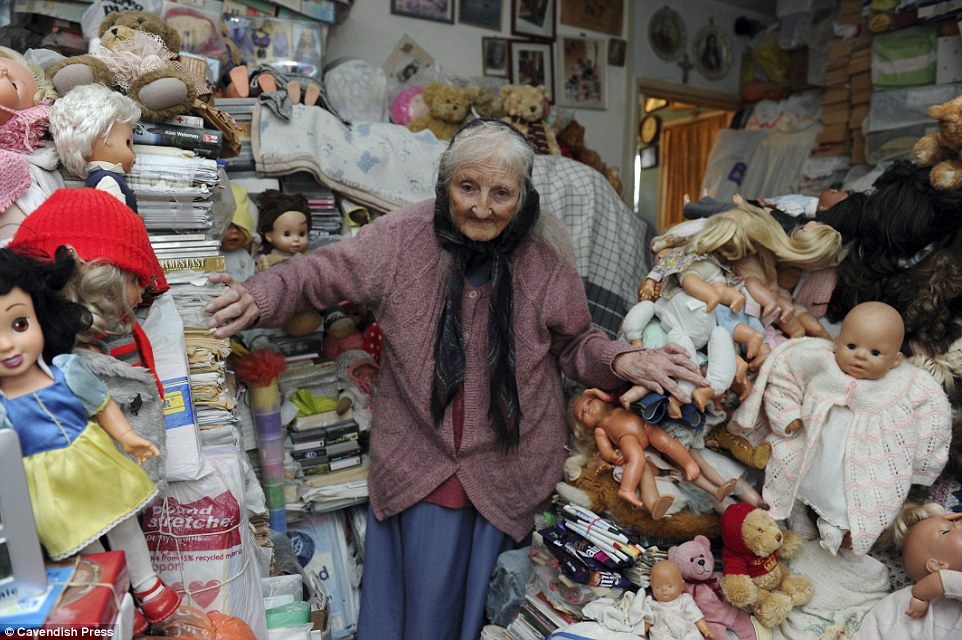 Cụ bà sưu tập búp bê và đồ chơi cũ suốt 61 năm - 1