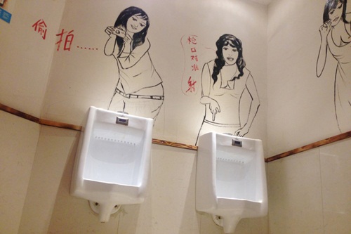 Độc chiêu thu hút khách nam bằng nhà vệ sinh gợi cảm - 1