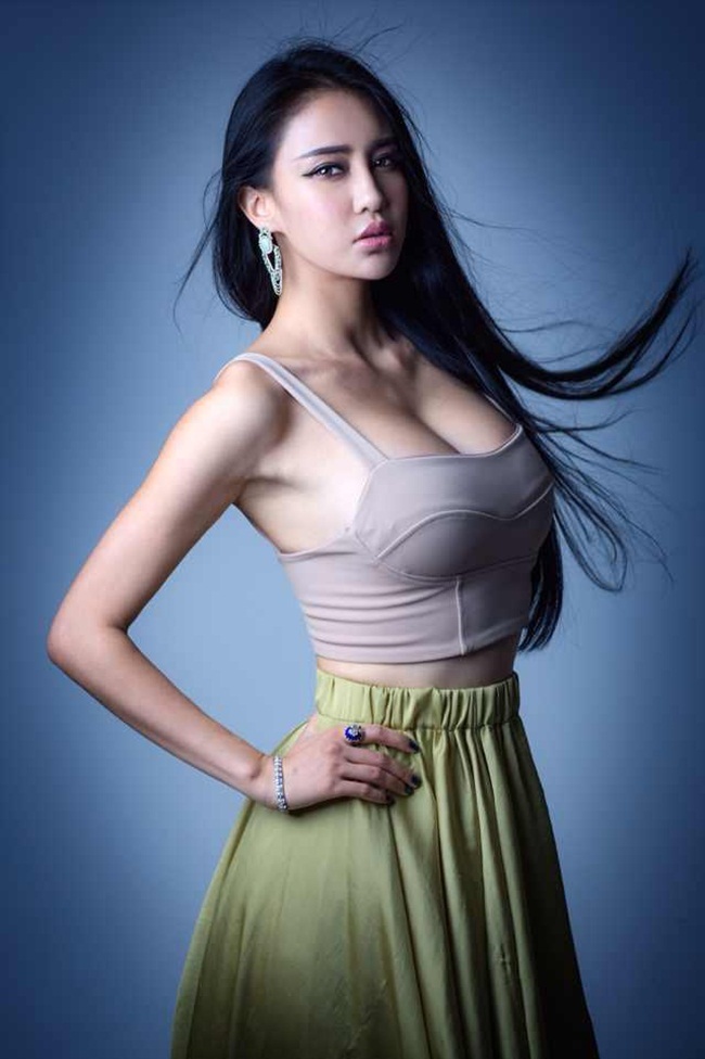 Mẫu Kỳ Di Nhã, sinh ngày 24/5/1992 là một trong những hot girl nổi tiếng nhất trên mạng xã hội Trung Quốc. 