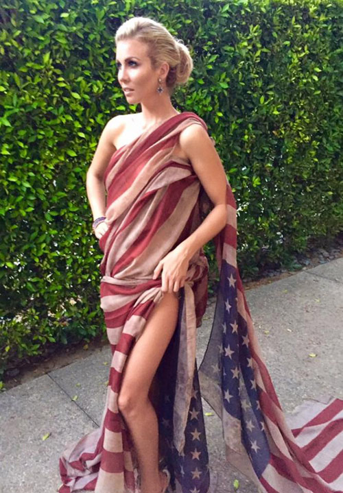 Hoa hậu Mỹ bị &#34;ném đá&#34; vì mặc váy in quốc kỳ quét đất - 1