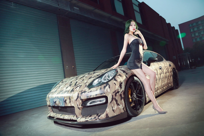 Người đẹp khoe dáng ngọc bên chiếc Porsche Panamera màu rằn ri