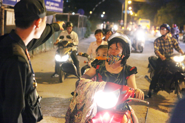 HN: Cấm đường Bưởi, người dân ngơ ngác tìm đường về nhà - 5