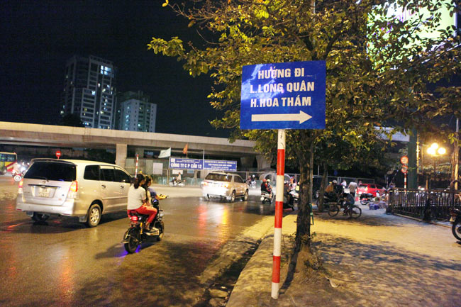 HN: Cấm đường Bưởi, người dân ngơ ngác tìm đường về nhà - 2