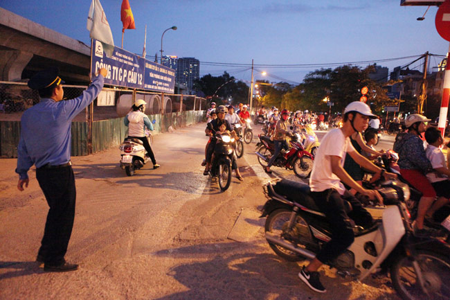 HN: Cấm đường Bưởi, người dân ngơ ngác tìm đường về nhà - 3