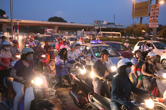 HN: Cấm đường Bưởi, người dân ngơ ngác tìm đường về nhà - 9