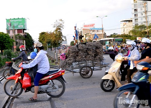 Phát hoảng &#34;siêu xe cồng kềnh đại náo&#34; đường phố Thủ đô - 8