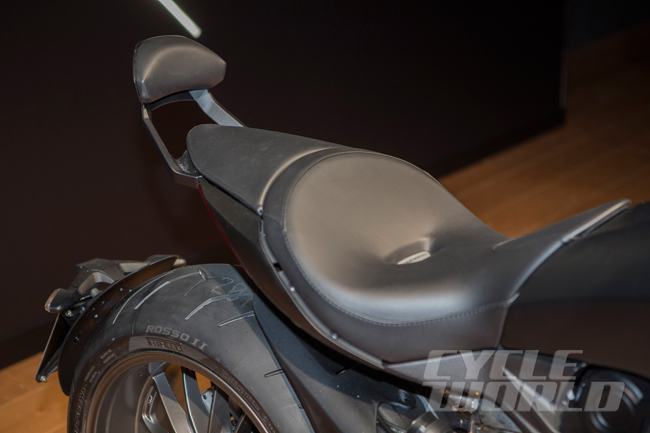 Bên cạnh đó là 5 loại yên, bàn đặt chân chỉnh 4 vị trí và 3 loại tay lái khác nhau, mang đến 60 tư thế ngồi cho Ducati XDiavel để phù hợp với cơ thể của mọi người lái.