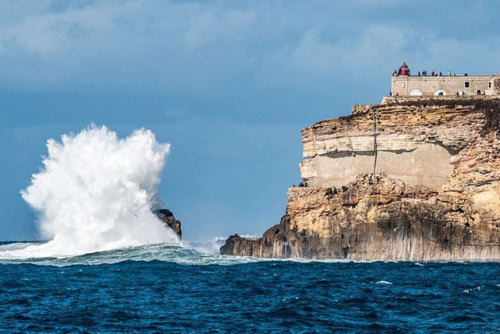 Xem sóng "quái vật" - trò giải trí dành cho kẻ bạo gan - 8