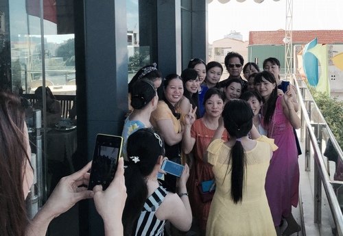Chế Linh bối rối bị fan nữ vây kín ở Quảng Ngãi - 1