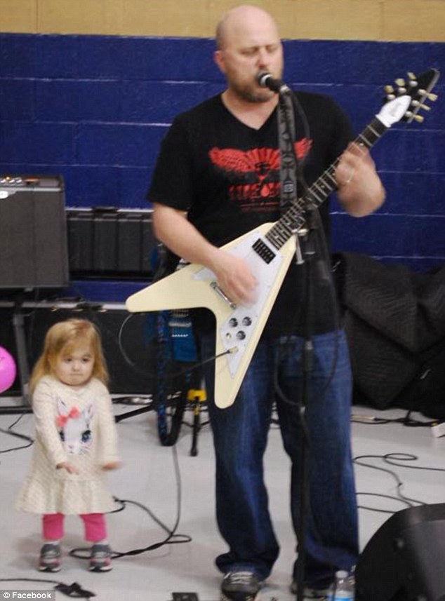 Clip cô bé suy tủy nhảy Jingle Bell hút triệu view - 1