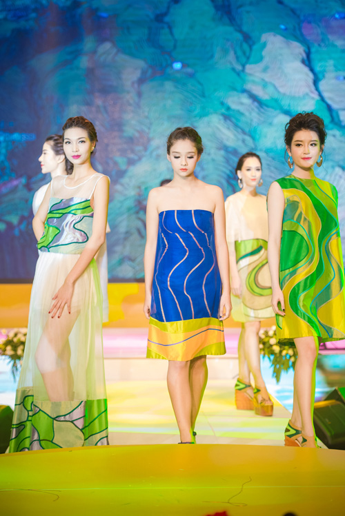 Hồng Quế gợi cảm catwalk với váy lụa xuyên thấu - 3