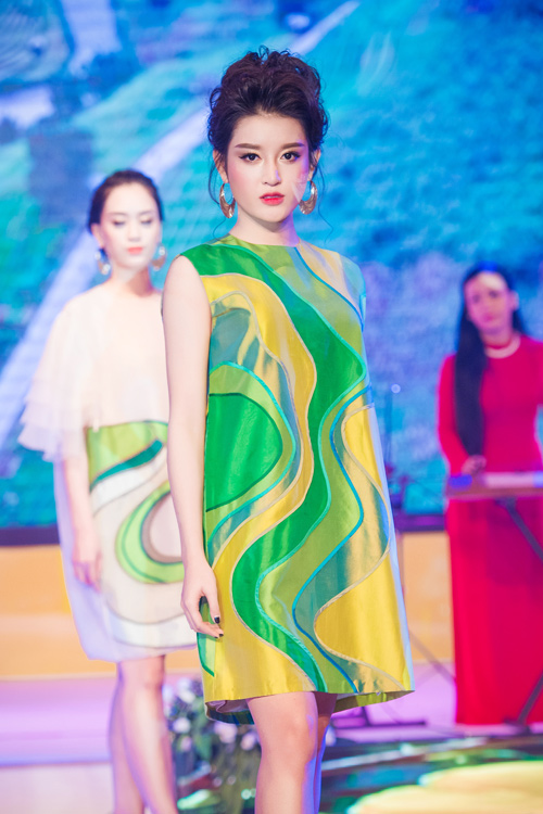 Hồng Quế gợi cảm catwalk với váy lụa xuyên thấu - 6