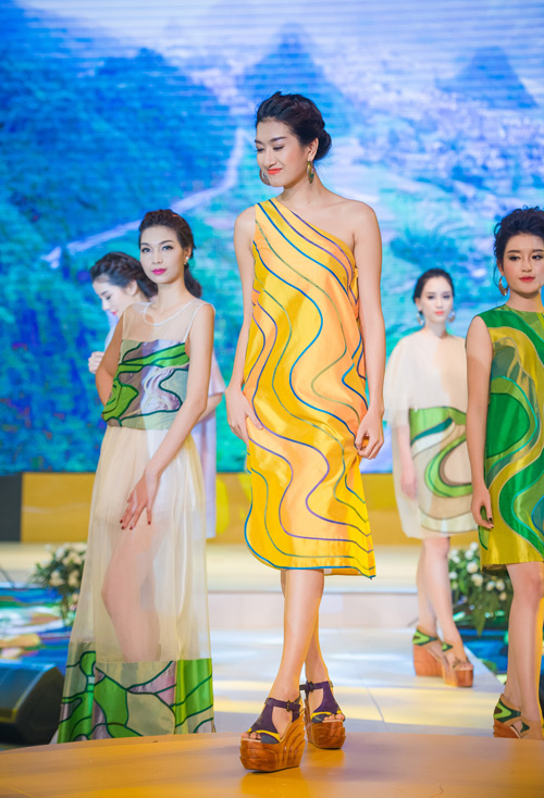 Hồng Quế gợi cảm catwalk với váy lụa xuyên thấu - 9