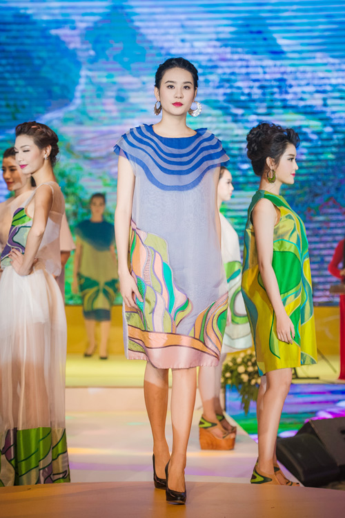 Hồng Quế gợi cảm catwalk với váy lụa xuyên thấu - 10