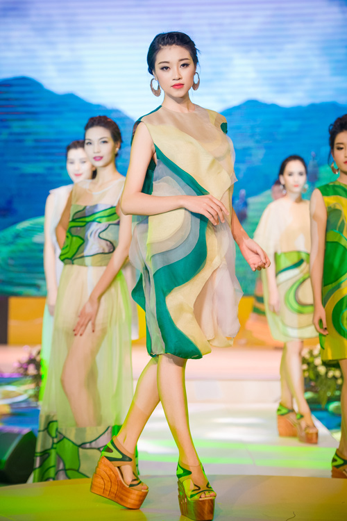 Hồng Quế gợi cảm catwalk với váy lụa xuyên thấu - 11