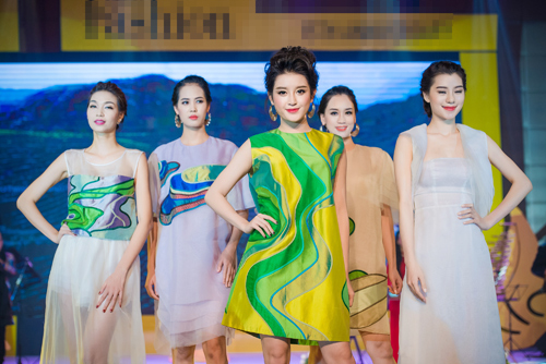 Hồng Quế gợi cảm catwalk với váy lụa xuyên thấu - 12