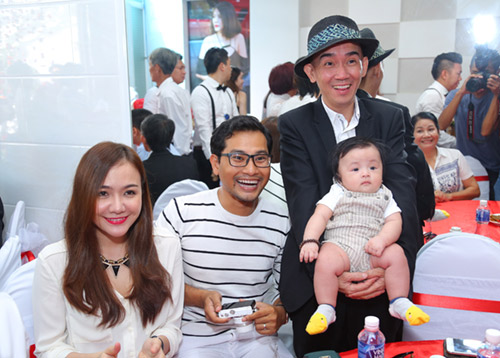 Vân Trang ngọt ngào "khóa môi" chú rể trong lễ đính hôn - 12