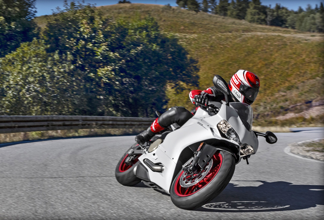 “Trái tim” của Ducati 959 Panigale chính là động cơ Superquadro xi-lanh đôi, dung tích 955 cc mới, tạo ra công suất tối đa 157 mã lực tại vòng tua máy 10.500 vòng/phút và mô-men xoắn cực đại 79,2 lb-ft.