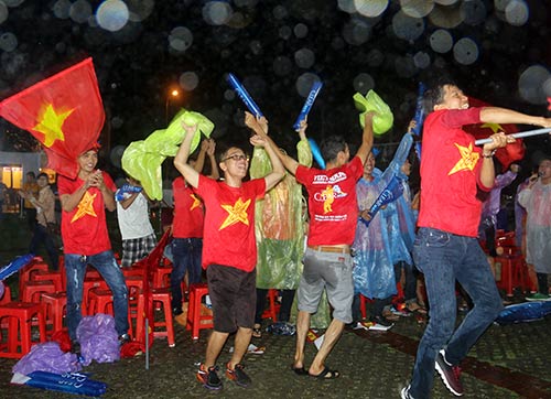 CĐV Biên Hoà đội mưa, “lăn xả” cùng U21 Việt Nam - 13