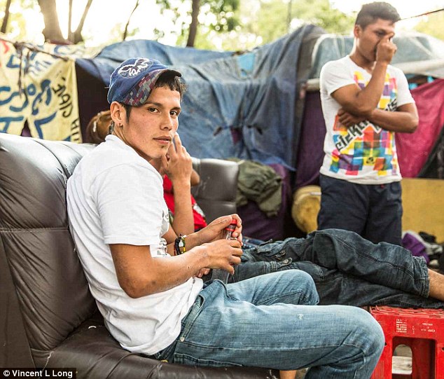 Ảnh: Những đứa trẻ sống trong ống cống, công viên ở Mexico - 2