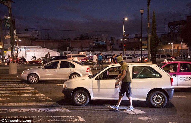 Ảnh: Những đứa trẻ sống trong ống cống, công viên ở Mexico - 14