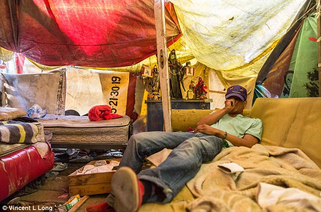 Ảnh: Những đứa trẻ sống trong ống cống, công viên ở Mexico - 7