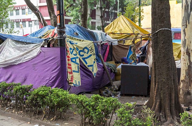 Ảnh: Những đứa trẻ sống trong ống cống, công viên ở Mexico - 8