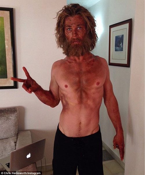 "Thần Sấm" Chris Hemsworth gây sốc với thân hình ốm o - 1