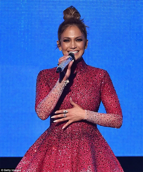 Jennifer Lopez sexy tột bậc tại lễ trao giải AMAs - 4