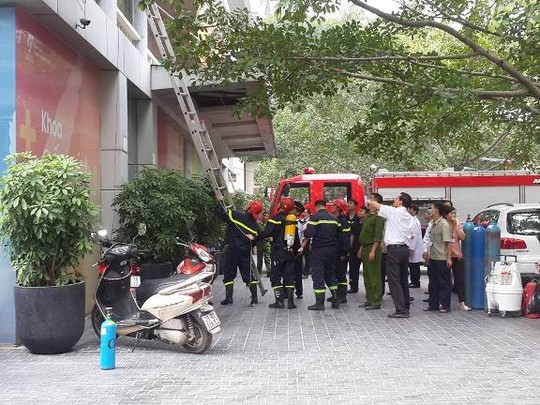 HN: Cháy bệnh viện, bắc thang cứu bệnh nhân mắc kẹt - 2