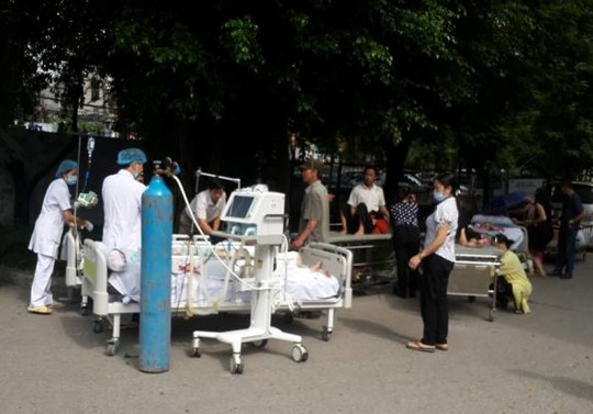 HN: Cháy bệnh viện, bắc thang cứu bệnh nhân mắc kẹt - 3