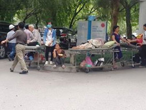 HN: Cháy bệnh viện, bắc thang cứu bệnh nhân mắc kẹt - 4