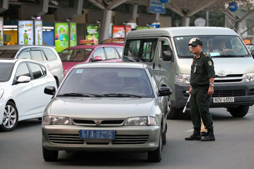 Xử xe công “nằm lì” ở sân bay Tân Sơn Nhất - 1