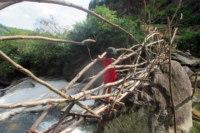 Ảnh: Vượt suối qua cây cầu "chỉ nhìn đã nổi da gà" - 3