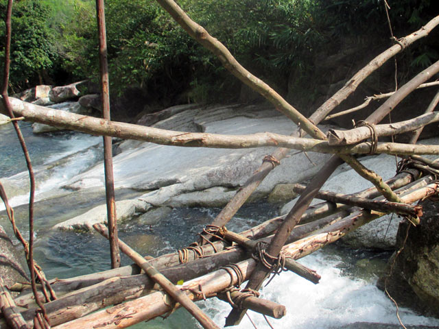 Ảnh: Vượt suối qua cây cầu "chỉ nhìn đã nổi da gà" - 4